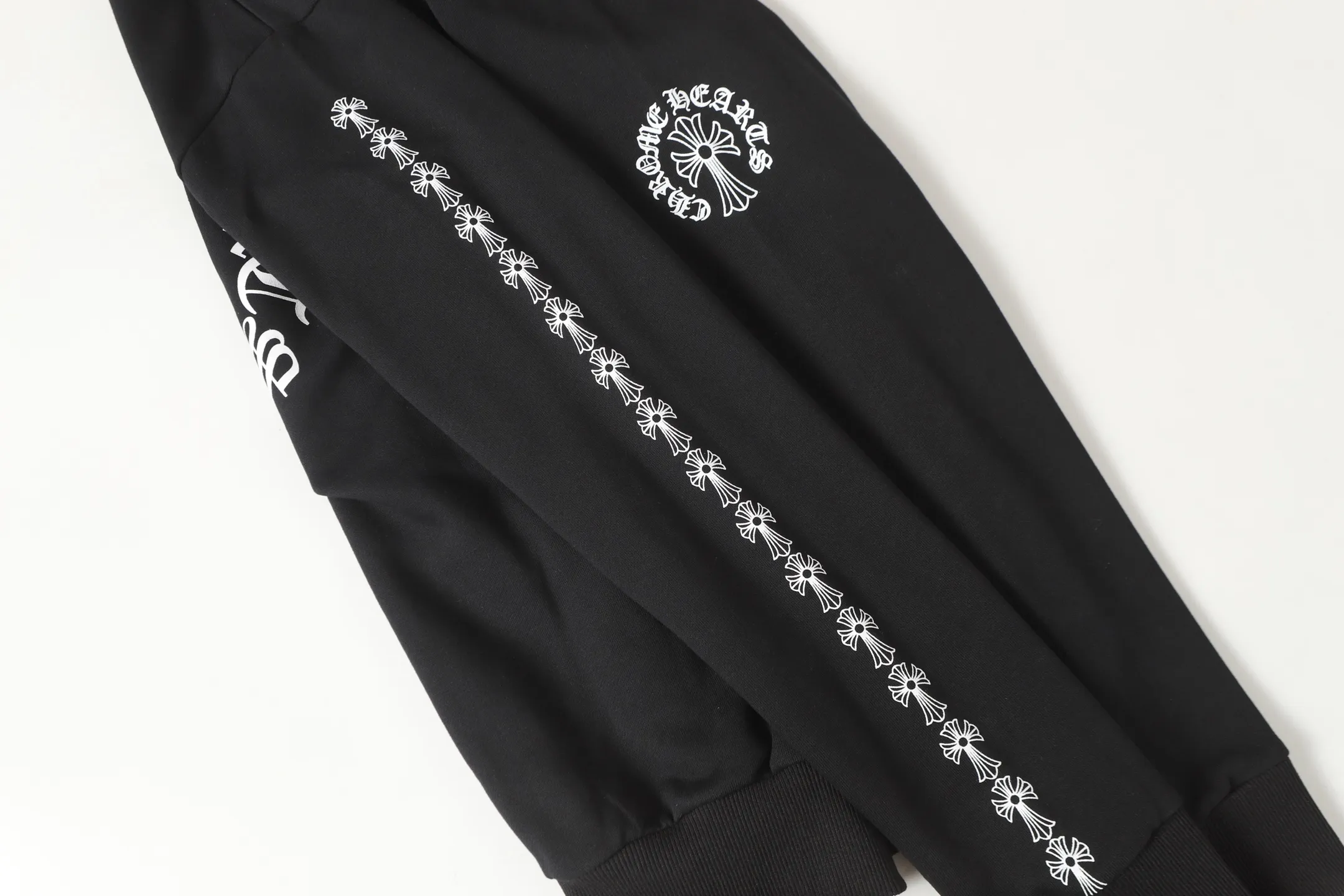 P210 Round neck sweatshirt. Remember to note sweatshirt when ordering #Y2902 Cross-border running quantity model. Please do not place an order if you pursue perfection. -Chrome Hearts/Chrome Hearts 23ss Sanskrit printed popular round neck sweatshirt -High weight, high density and high quality. The wool is soft, delicate and skin-friendly. Soft and silky to the touch. Excellent warmth and skin-friendliness. -Colour: black white -Size: S M L XL